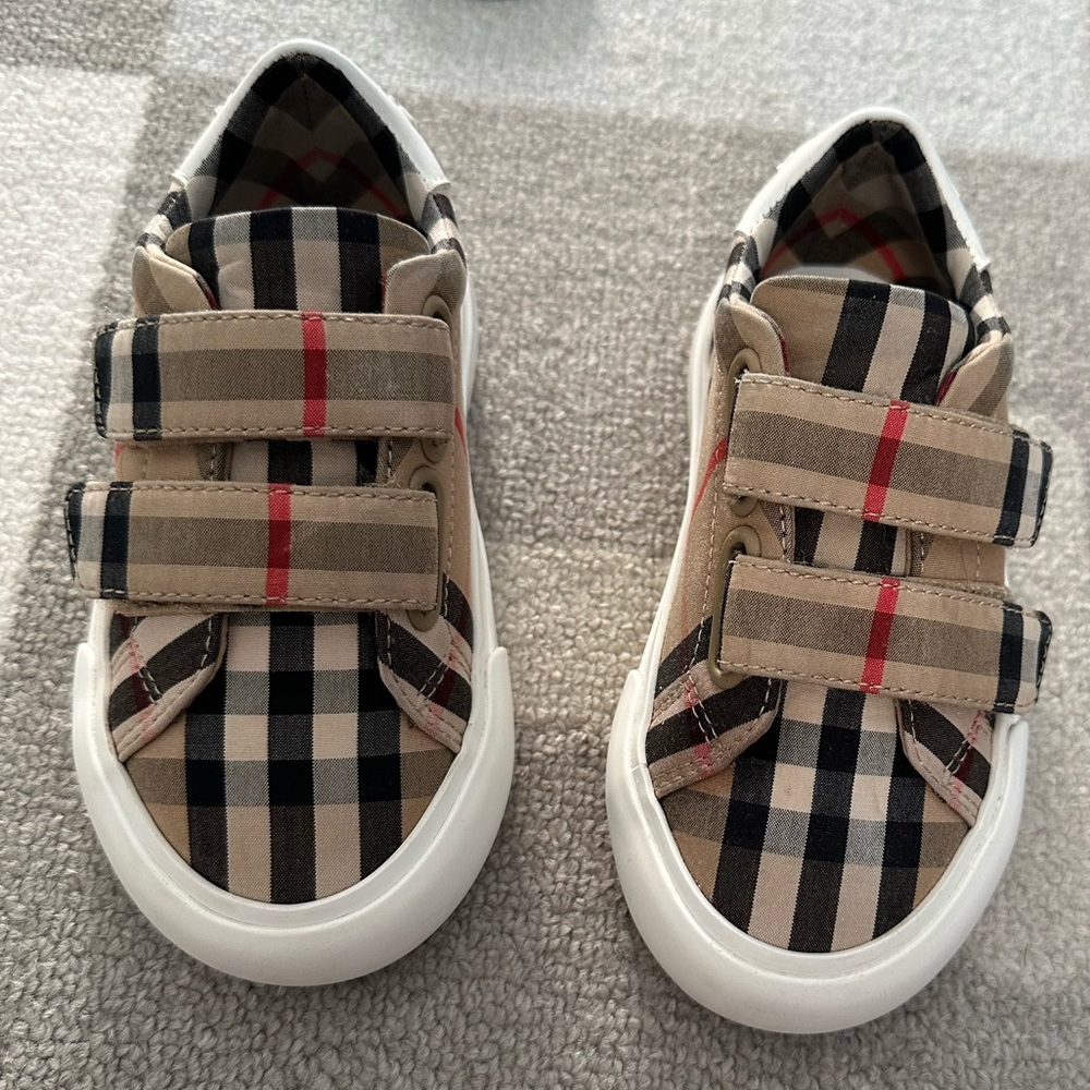 ⛔️SOLD⛔️ Burberry Kids Shoes 8c